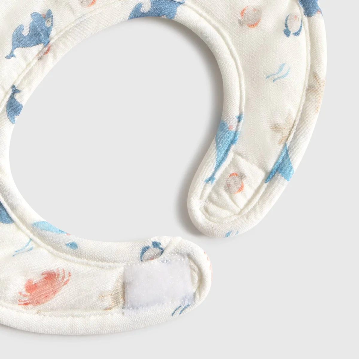 Set 2 baberos de algodón con estampado marino Sealu - Image 3