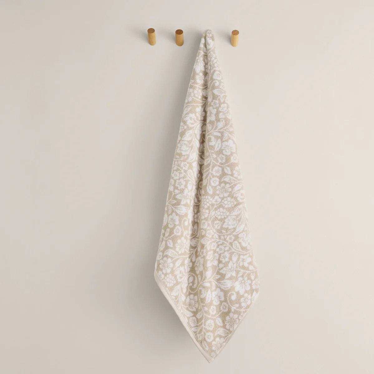 Toalla de baño algodón jacquard floral Medflo - Image 3